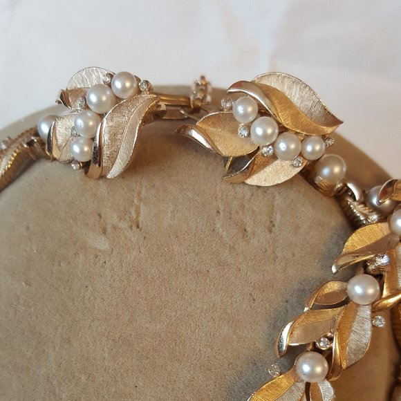 Vintage Trifari Pearl & Brushed Gold Designer Set Necklace, Earrings & Bracelet - Picture 4 of 10